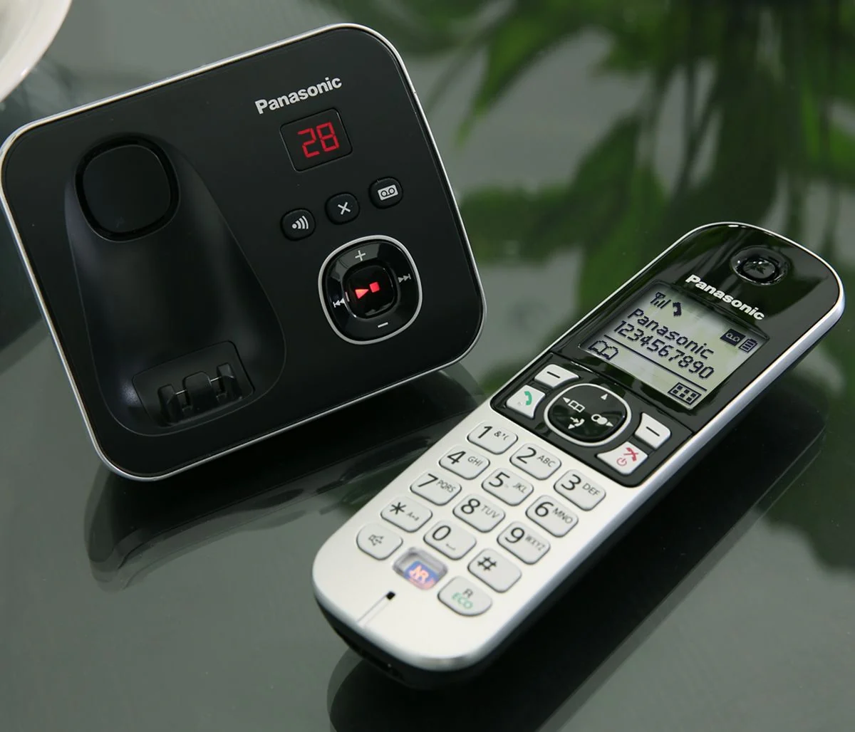 Panasonic KX-TG 6823 Cordless Phone, Trio Handset with Answer Machine - Image 5