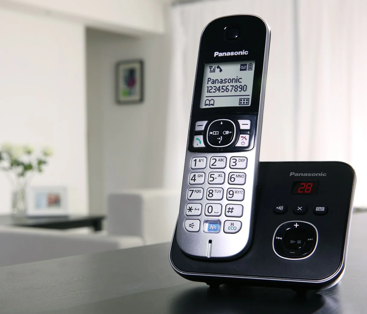 Panasonic KX-TG 6823 Cordless Phone, Trio Handset with Answer Machine - Image 6